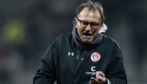 Ewald Lienen steckt mit seiner Mannschaft im Abstiegskampf