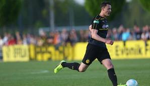 Janni Serra mit dem Ball am Fuß für den BVB