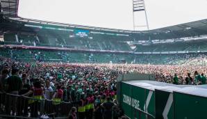 Beim Platzsturm im Weserstadion gab es 20 Verletzte.