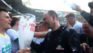 Ole Werner bekam nach dem Aufstieg der Bremer mehrere Bierduschen verpasst.