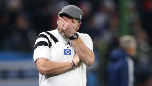 Steffen Baumgart, der Trainer des Hamburger SV, kann das 2:2 gegen den FC Schalke 04 nicht fassen.