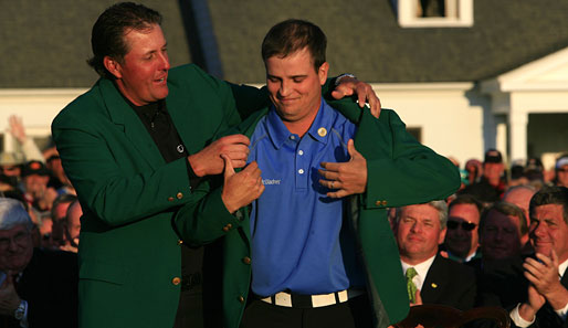 Phil Mickelson half Zach Johnson in das Green Jacket