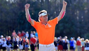 Bernhard Langer reißt die Arme hoch