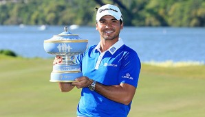 Jason Day hält den Walter-Hagen-Cup nach seinem Sieg in den Händen