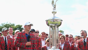 Jordan Spieth fühlt sich geehrt, erneut die Trophäe bei der US Tour überreicht zu bekommen