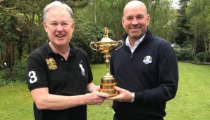 Europas Ryder Cup Captain Thomas Björn (r.) besuchte Superfan Stephen Atkinson mit der Ryder-Cup-Trophäe.