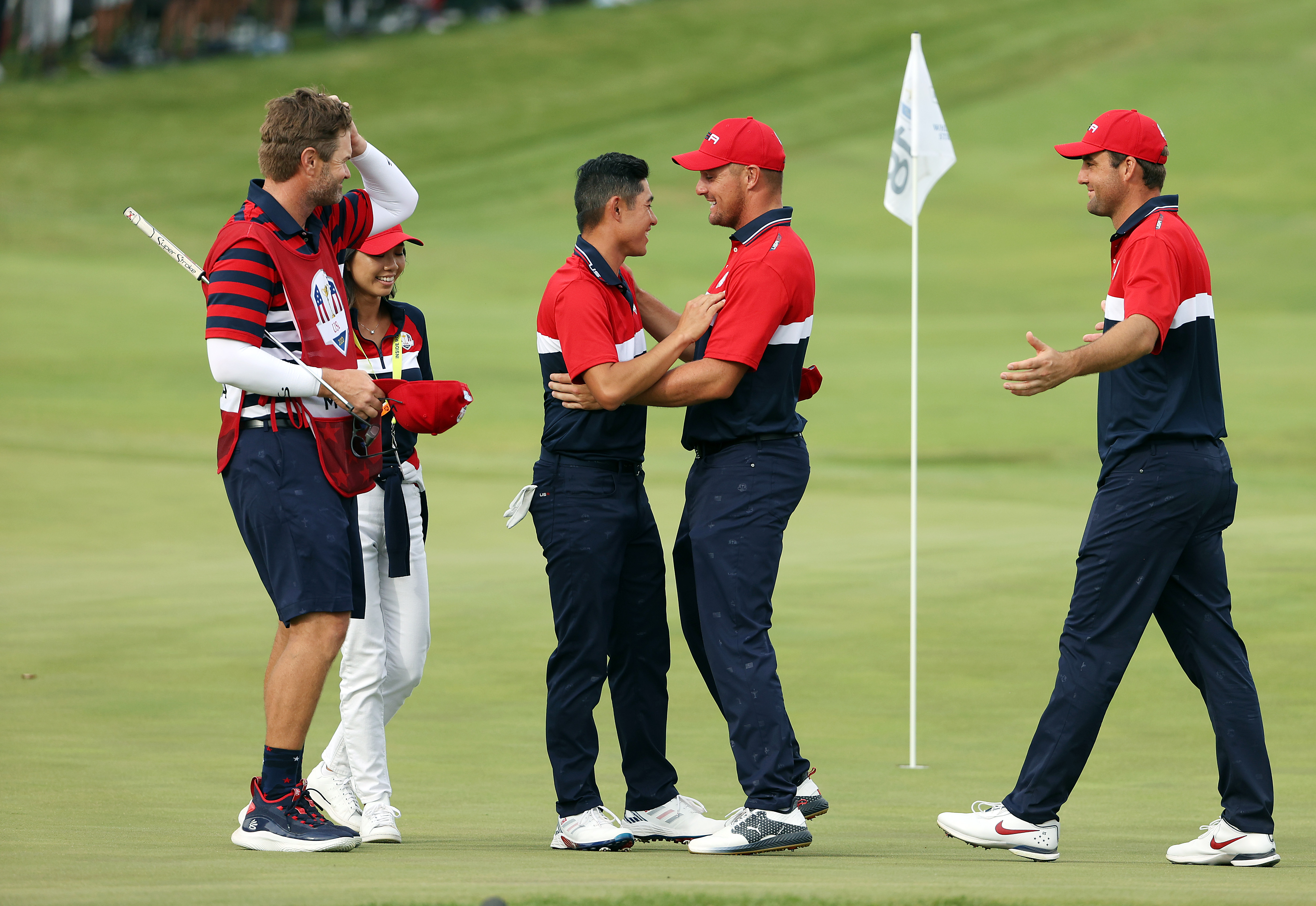 Team USA feiert Collin Morikawa (3.v.r.), der den entscheidenden halben Punkt zum vorzeitigen Sieg holte.