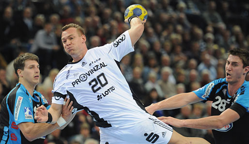 Der THW Kiel und Christian Zeitz (M.) sind nicht aufzuhalten