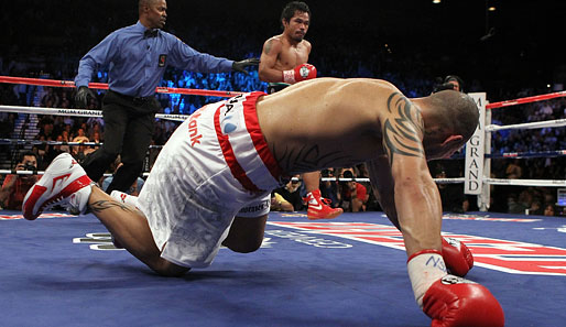 Manny Pacquiao (hinten), hatte Miguel Cotto zweimal am Boden