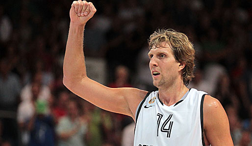 Basketballer Dirk Nowitzki überragt mit seinen 2,13 sogar die meisten NBA-Spieler