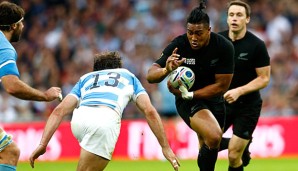 Julian Savea (2.v.r.) rannte für die All Blacks vor einer Rekordkulisse zu Höchstform auf