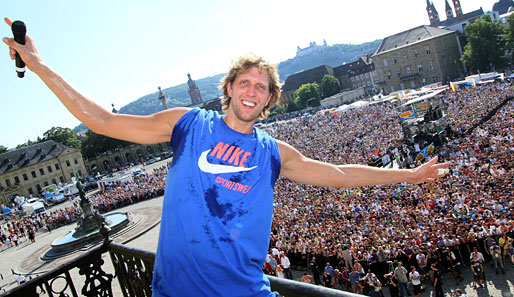 Genug gefeiert. Dirk Nowitzki ist zurück aus dem Urlaub - jetzt folgt bald die EM-Entscheidung