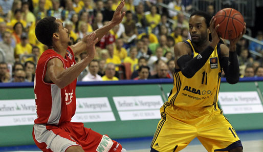 Brian Roberts (l.) bleibt nun doch beim BBL-Meister Brose Baskets Bamberg