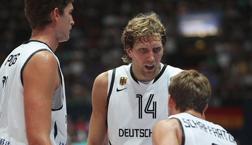 Auf sie kommt es gegen Israel vor allem an: Dirk Nowitzki (M.) und Heiko Schaffartzik (r.)