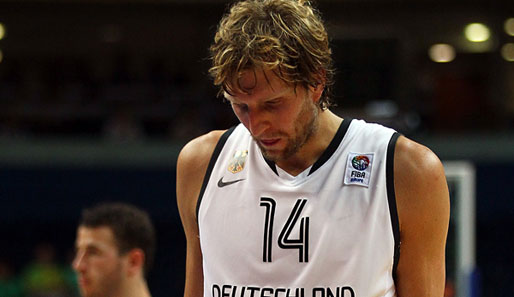 Dirk Nowitzki geht nach der Niederlage gegen Spanien enttäuscht vom Parkett,