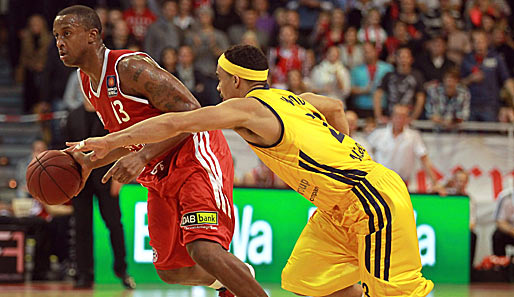 Alba Berlins herausragender Spieler, DaShaun Wood (r.) machte den Bayern das Leben schwer