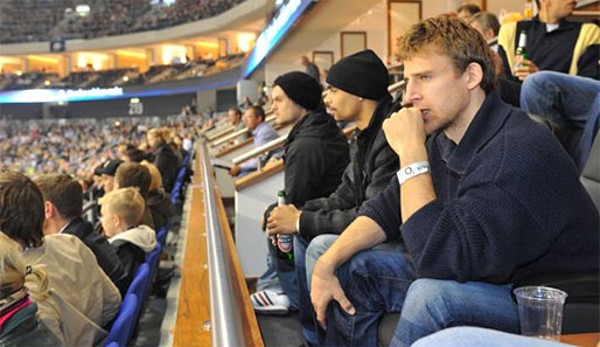 Heiko Schaffartzik in zivil beim Heimspiel der Eisbären Berlin in der O2 World