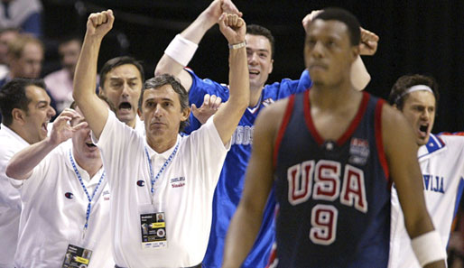 Svetislav Pesic wurde 2002 mit Jugoslawien Weltmeister und besiegte u.a. die USA (hier: Paul Pierce)