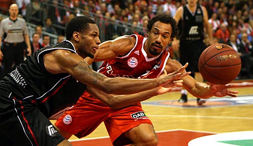 Bayerns Demond Green (r.) gegen Artlands MarQuez Haynes (l.)