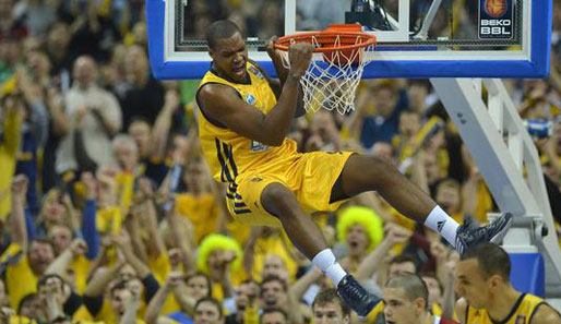 ALBA Berlins Deon Thompson lässt nach einem Dunk die Muskeln spielen