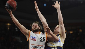 Steven Esterkamp (l.) spielte in der letzten Saison noch für ratiopharm Ulm