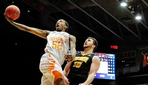 Jordan McRae (l.) führte Tennessee mit 20 Punkten zum Sieg gegen Iowa