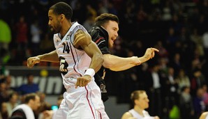 Brandon Thomas (l.) bleibt den Dragons treu