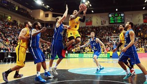 US-Guard John Little (am Ball) war im September von den MHP Riesen Ludwigsburg gekommen