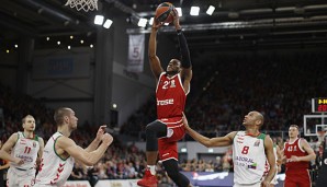 Darius Miller fliegt zum Dunking gegen Ulm