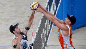 Deutschlands Beachvolleyball-Hoffnungsträger Julius Thole und Clemens Wickler sind bei der Heim-WM mit einer überragenden Leistung ins Achtelfinale gestürmt.