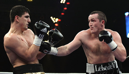 Weltmeister Marco Huck (l.) gewann nach Split Decision gegen Denis Lebedew