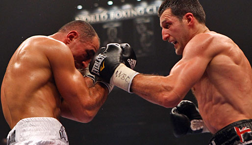 Arthur Abraham (l.) wird nach seiner Niederlage gegen Carl Froch einen Aufbaukampf absolvieren