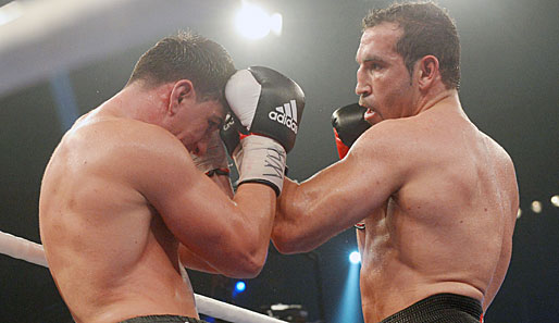 Im November 2012 verlor Firat Arslan (r.) knapp nach Punkten gegen Marco Huck