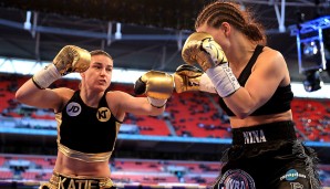 Natürlich geht es schon vor dem Hauptkampf des Abends im Seilgeviert zur Sache. Aus deutscher Sicht verläuft der Abend aber nicht gerade erfreulich. Nina Meinke (r.) will den vakanten International-Gürtel der WBA im Leichtgewicht von der Insel entführen