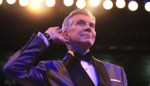 Und dann ist die Halle soweit! Michael Buffer macht noch einmal den Stimmungs-Check und was er hört, scheint ihn zu beeindrucken