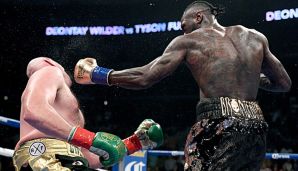 Deontay Wilder (r.) schickte Tyson Fury zwei Mal in den Ringstaub.