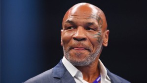 Mike Tyson hat ein auffälliges Tattoo rund um sein linkes Auge.