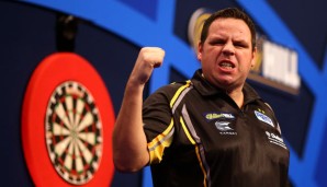 Adrian Lewis gewann mit Phil Taylor den Darts-Länderwettkampf in Frankfurt