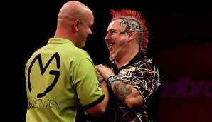 Peter Wright (r.) und Michael van Gerwen sorgen für spannende Duelle