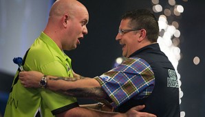 Gary Anderson (r.) setzt sich im Finale gegen Michael van Gerwen (l.) durch und gewinnt das Dubai Darts Masters