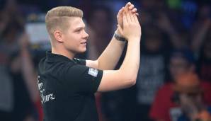 Nico Kurz hat als erster Deutscher das Ticket für die Darts-Weltmeisterschaft gelöst.