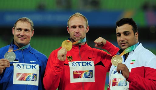 Robert Harting (M.) verteidigte bei der Leichtathletik-WM erfolgreich seinen Titel im Diskuswurf