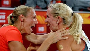 Silber? Echt jetzt? Jennifer Oeser (l.) gratuliert ihrer Trainingskollegin Cindy Roleder zur WM-Medaille