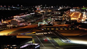 In Le Mans fährt man mit vollem Tempo durch die Nacht