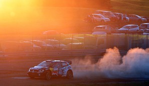 Beim Sonnenuntergang Richtung Sieg: Ogier setzte sich heute an die Spitze