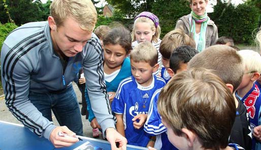 Manuel Neuer schlug beim Familienrenntag in Gelsenkirchen auf und schrieb fleißig Autogramme