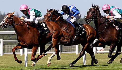 Maxime Guyon (l.) und Golden Lilac siegten beim Prix de Diane in Chantilly