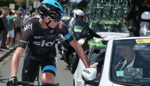 Froome musste nach seinem Sturz ins Team-Auto steigen und die Tour abbrechen