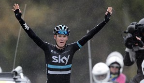 Christopher Froome feiert bei der Zieleinfahrt seinen Etappen-Sieg