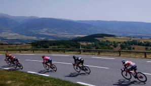 Die Fahrer bewegen sich nun direkt an der Grenze zu Spanien.